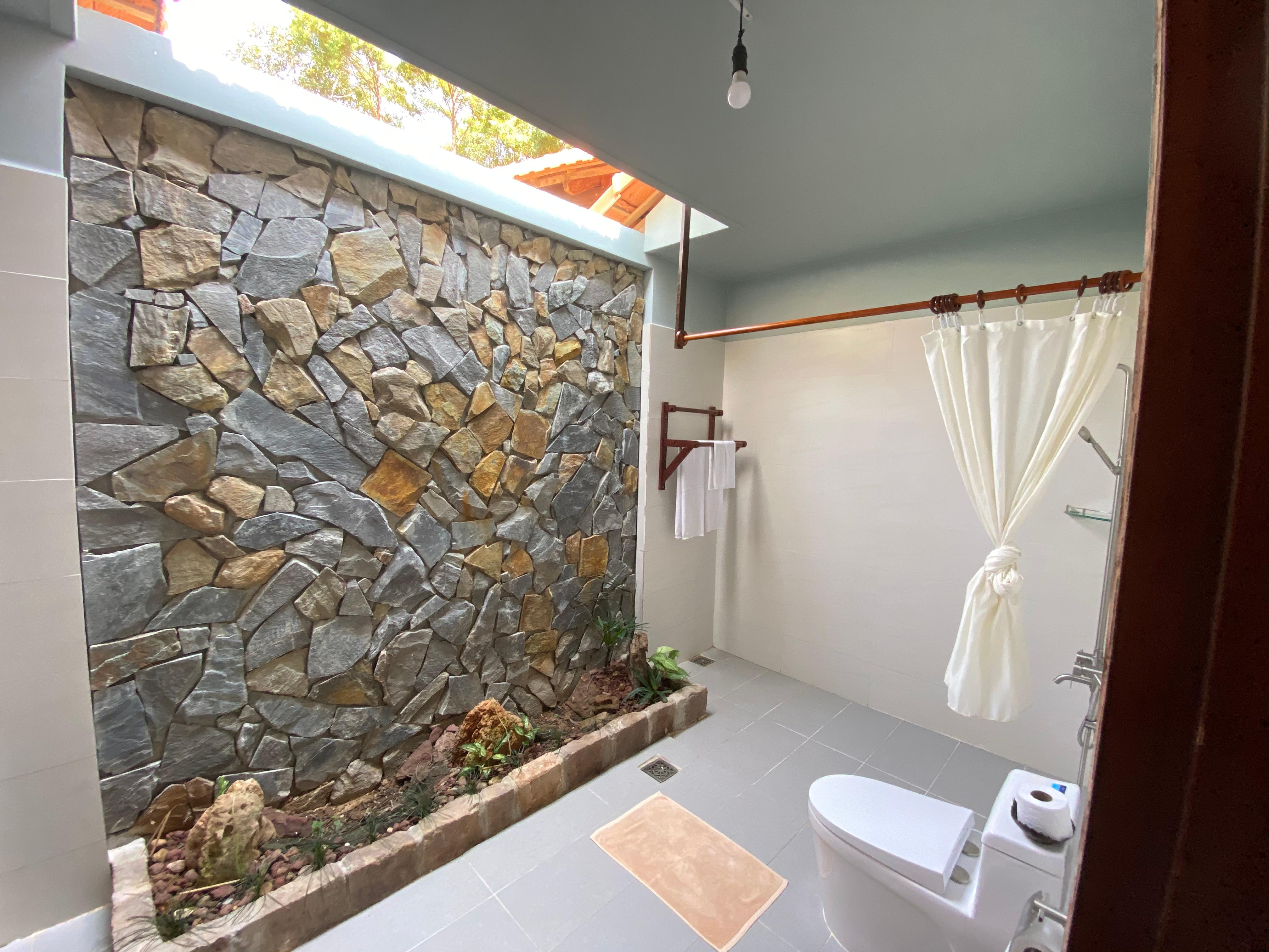 Bathroom with open roof 