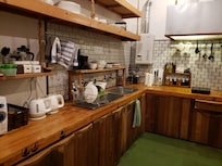 キッチンで自炊もできます。これまたオシャレ~