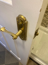 Cheap quality & loose door handle to integral bathroom