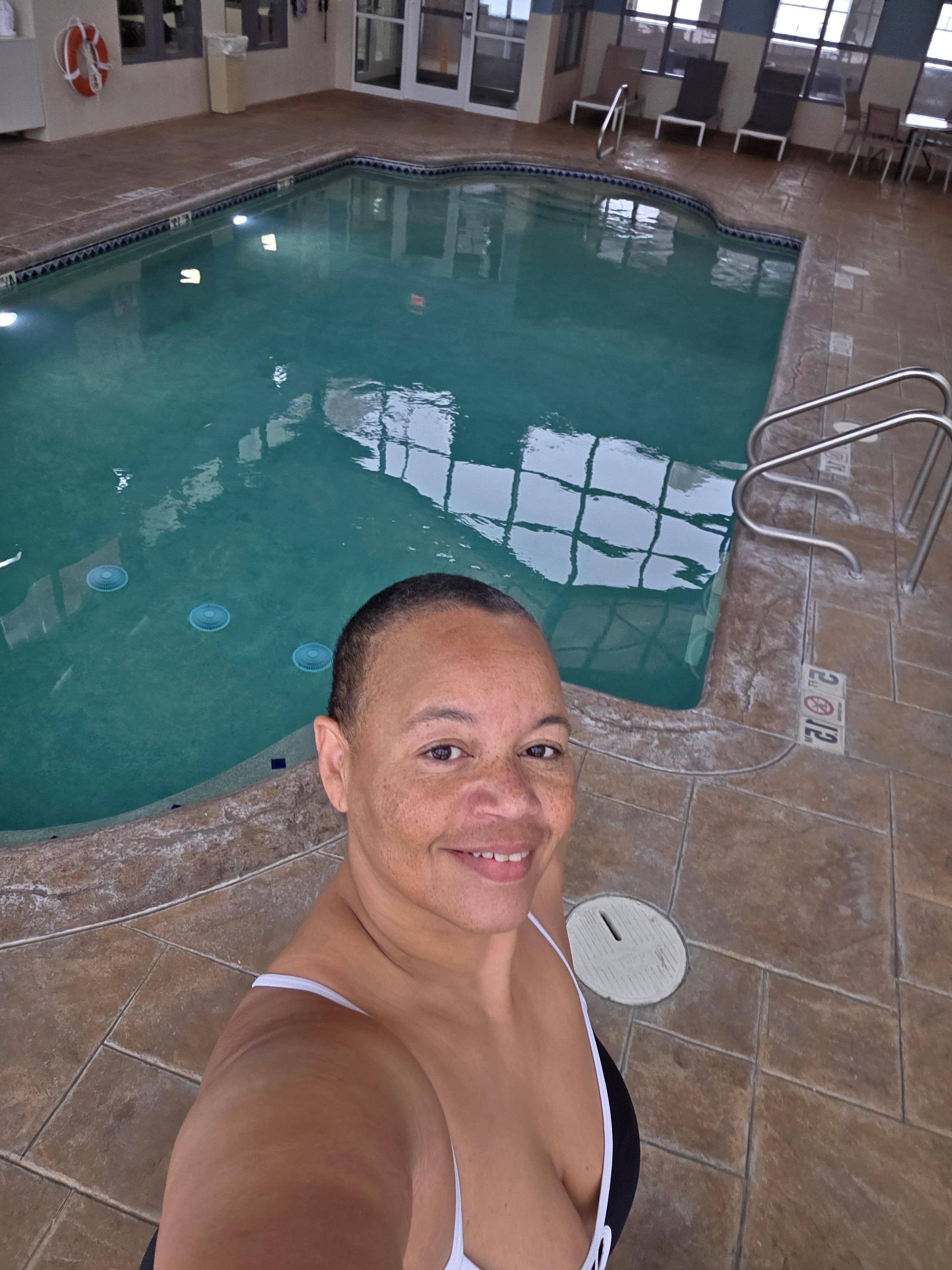 Indoor swimming pool and jacuzzi...nicely kept.