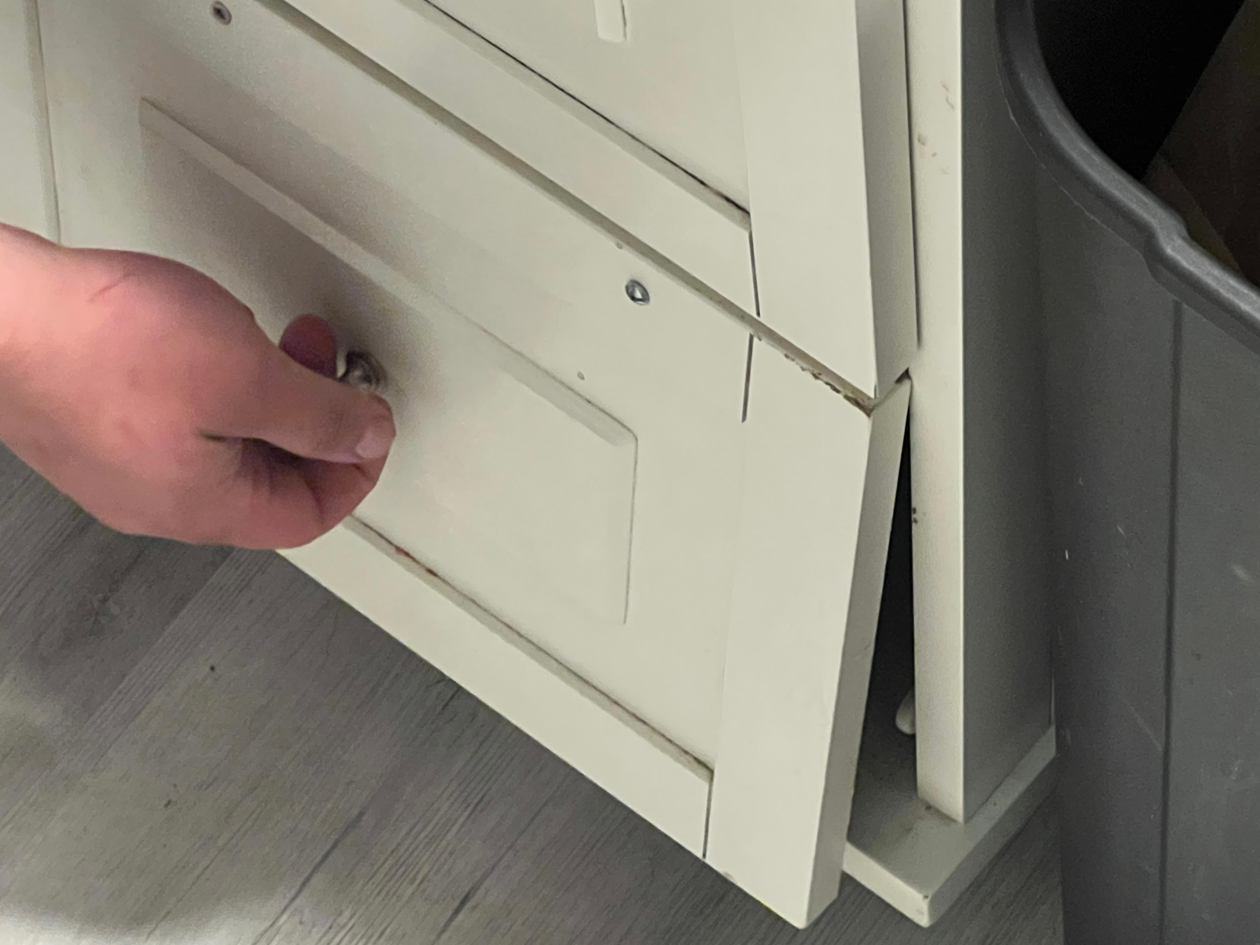 Island in the kitchen has a broken drawer 