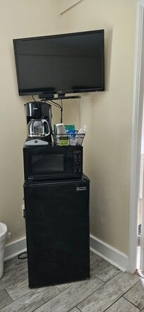 Cafeteira, micro-ondas e frigobar.