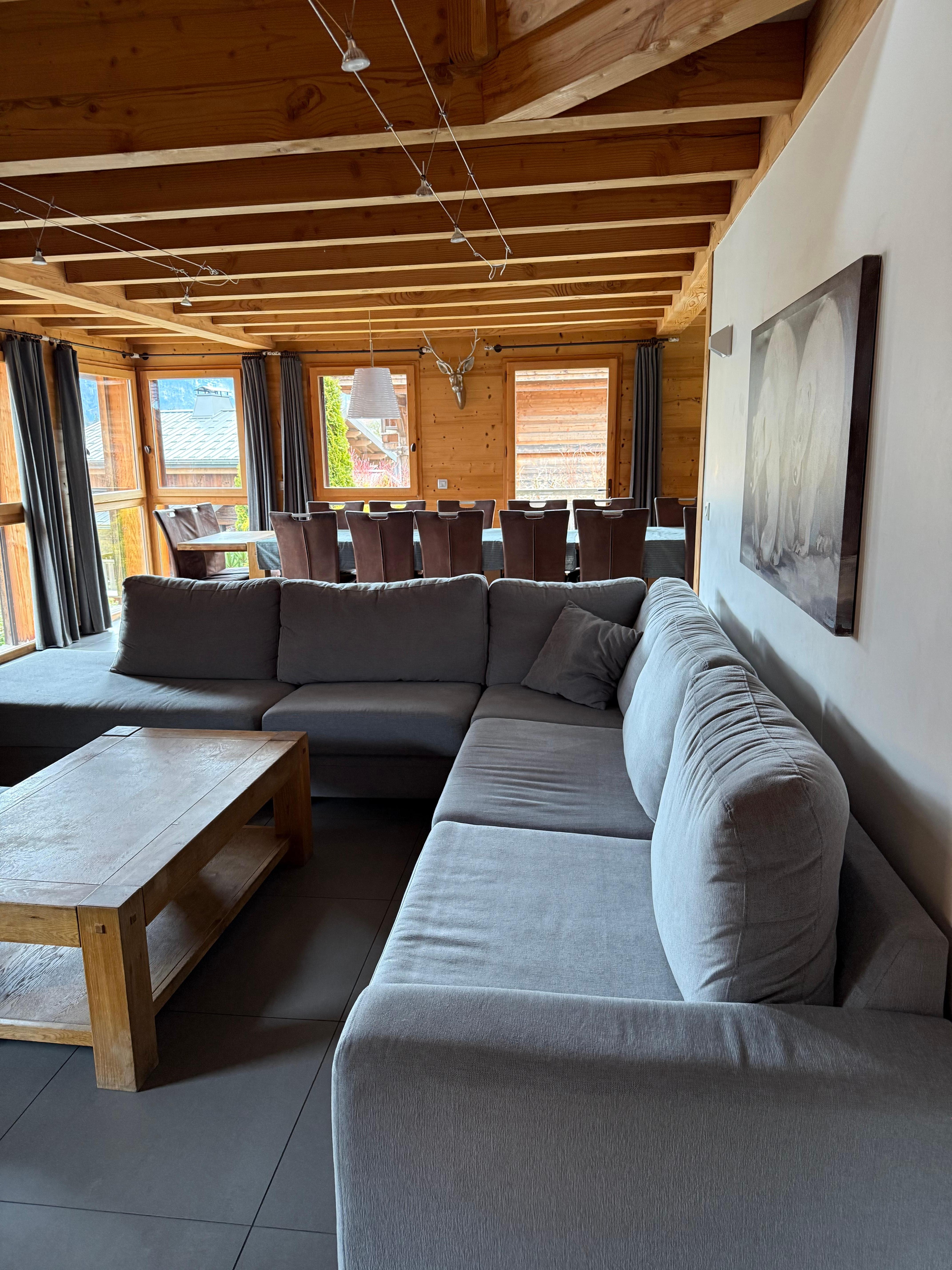 Zithoek met zicht op eettafel 