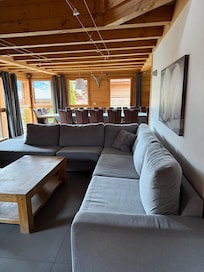 Zithoek met zicht op eettafel