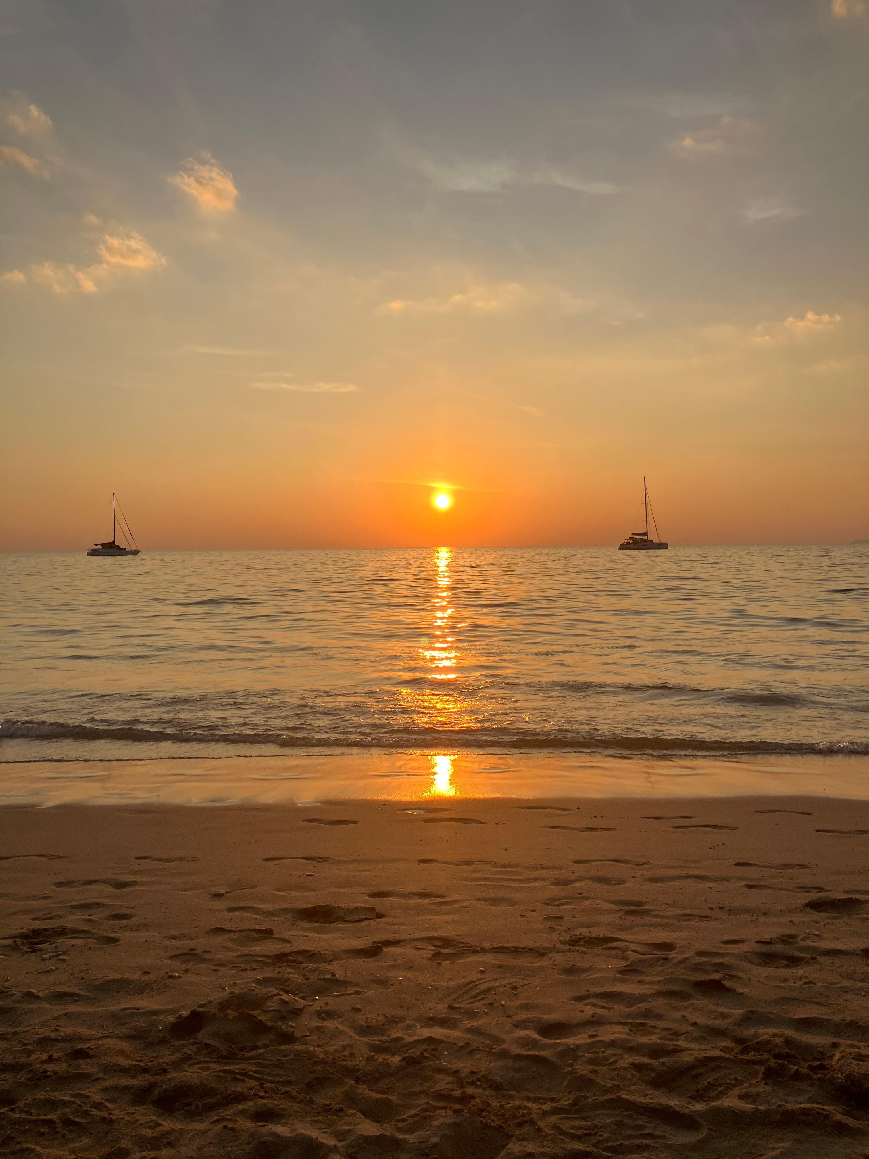 Stranden ved solnedgang 