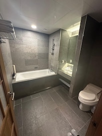 loved the bathtub!