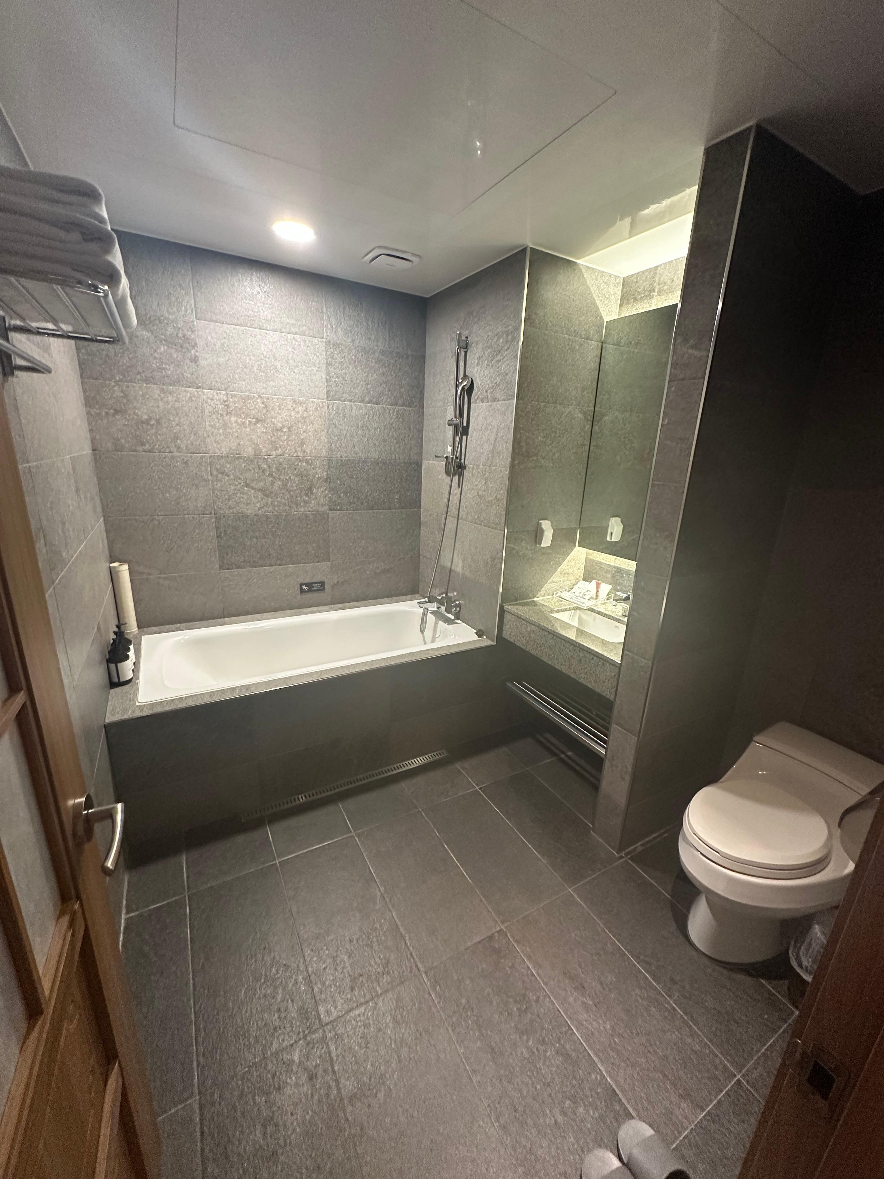 loved the bathtub!