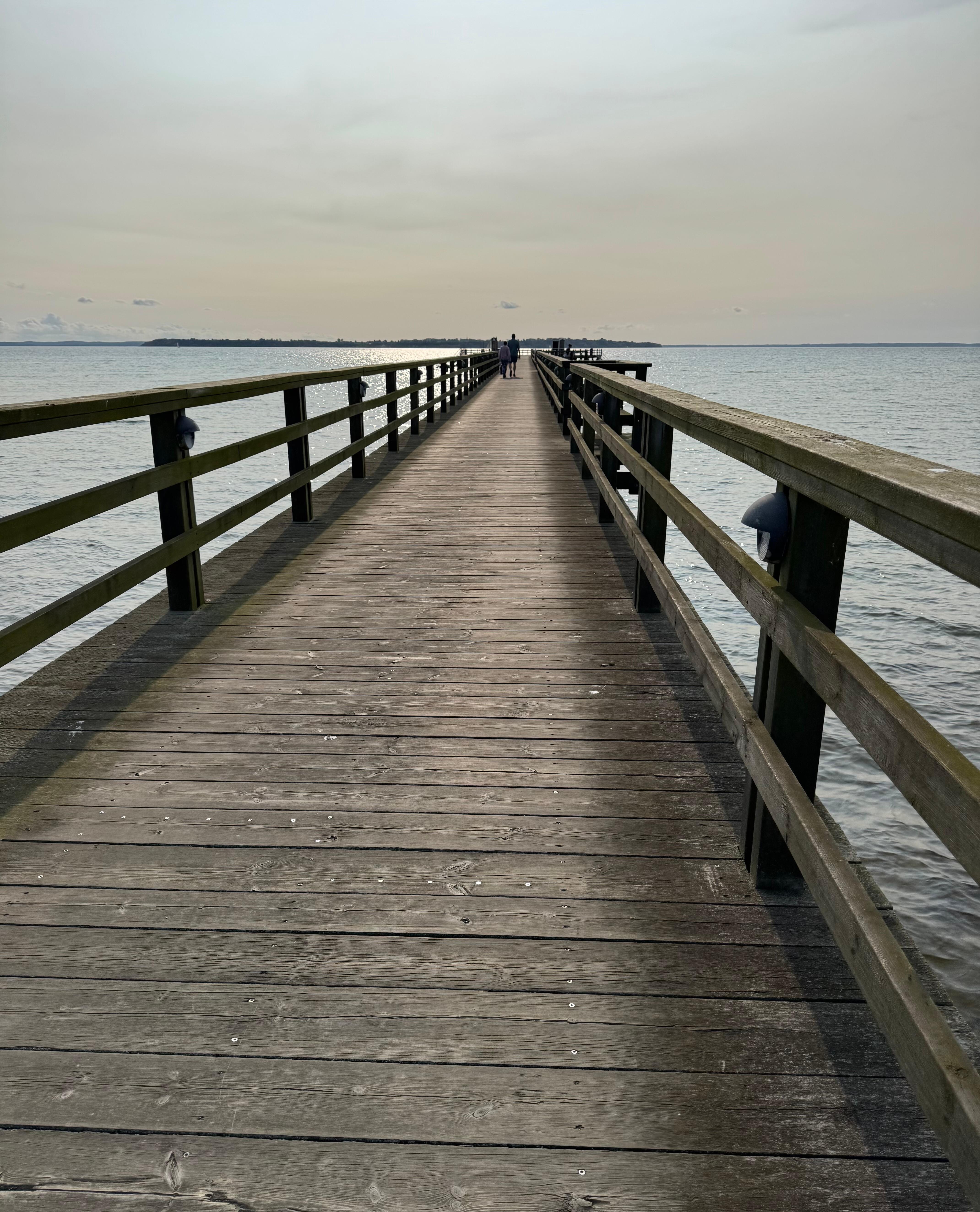 Den långa fina badbryggan