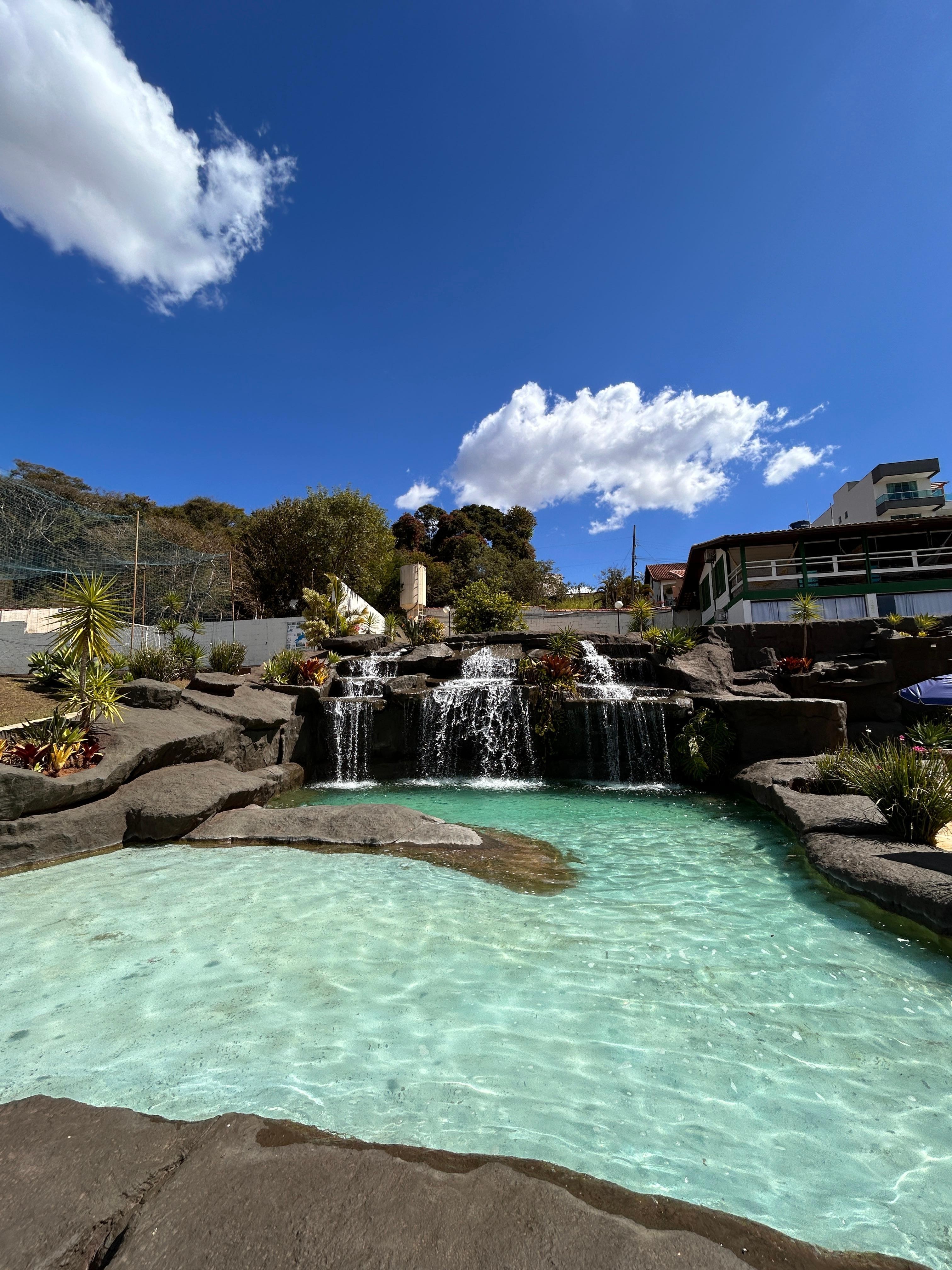Piscina com cachoeira 