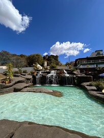 Piscina com cachoeira