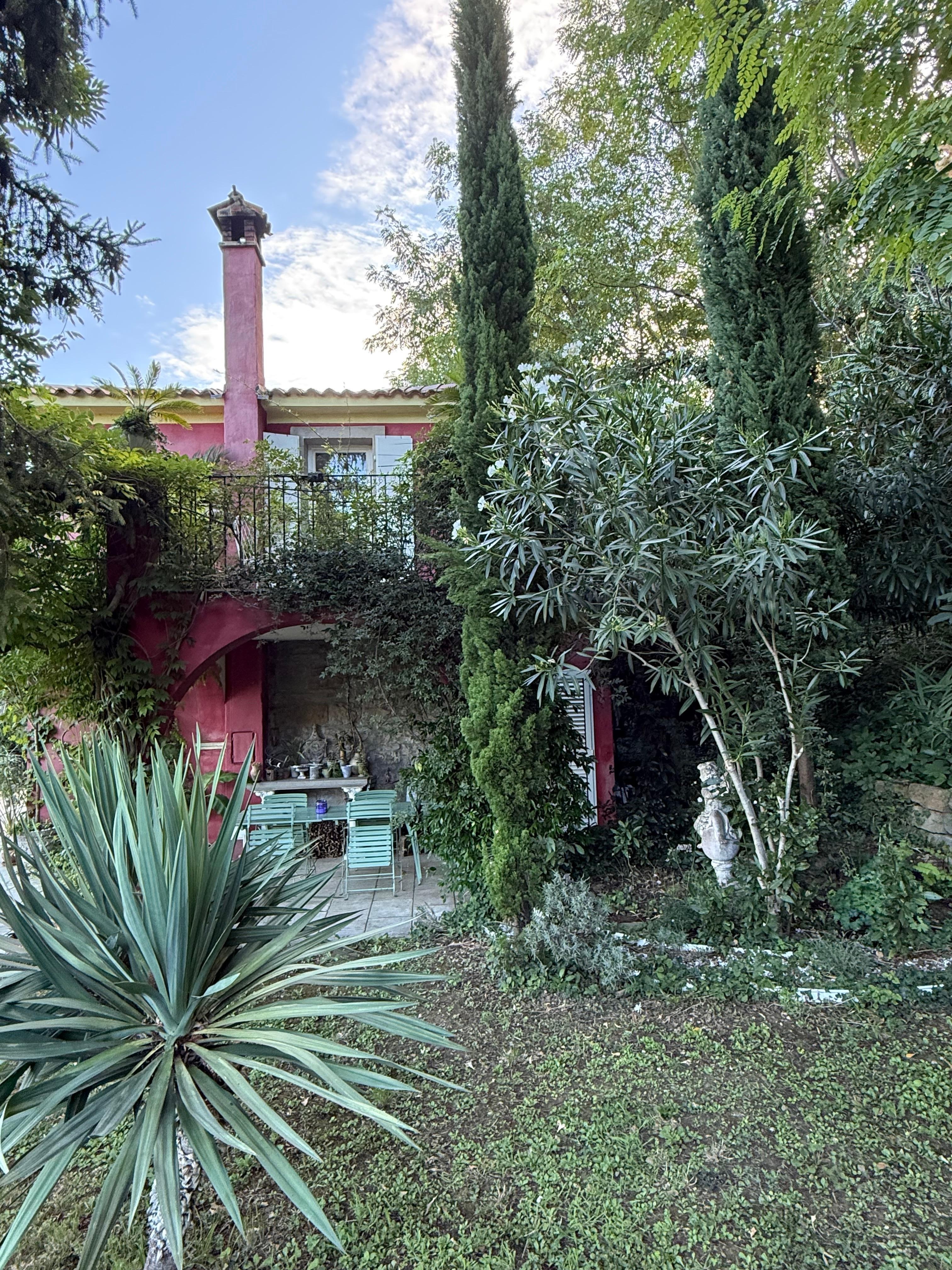 Gemütliche Sitzmöglichkeit auf der seitlichen Terrasse