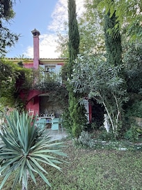 Gemütliche Sitzmöglichkeit auf der seitlichen Terrasse