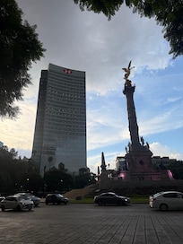 On the right side of the photo, you can see the Sheraton Maria Isabel Hotel, located just next to the Angel of Independence. The location is super convenient for sightseeing and dining, yet it’s not noisy at all.