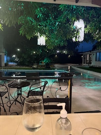 Restaurant/pool area