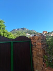 Uitzicht vanaf het eigen terras op een prachtige berg.