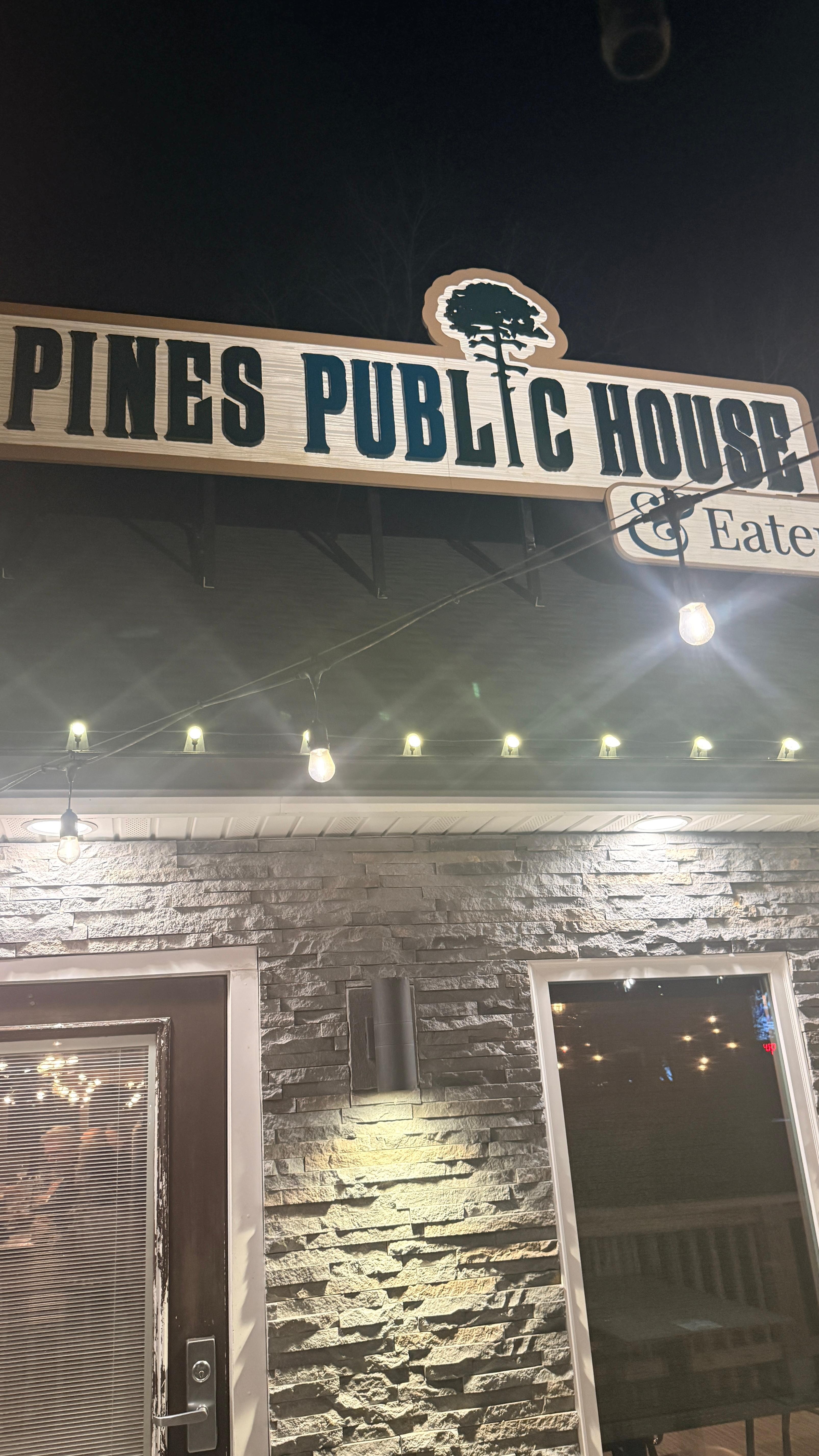 If you want the best cream of crab soup, burgers or wings don’t look any further!!! 10 out of 10!!