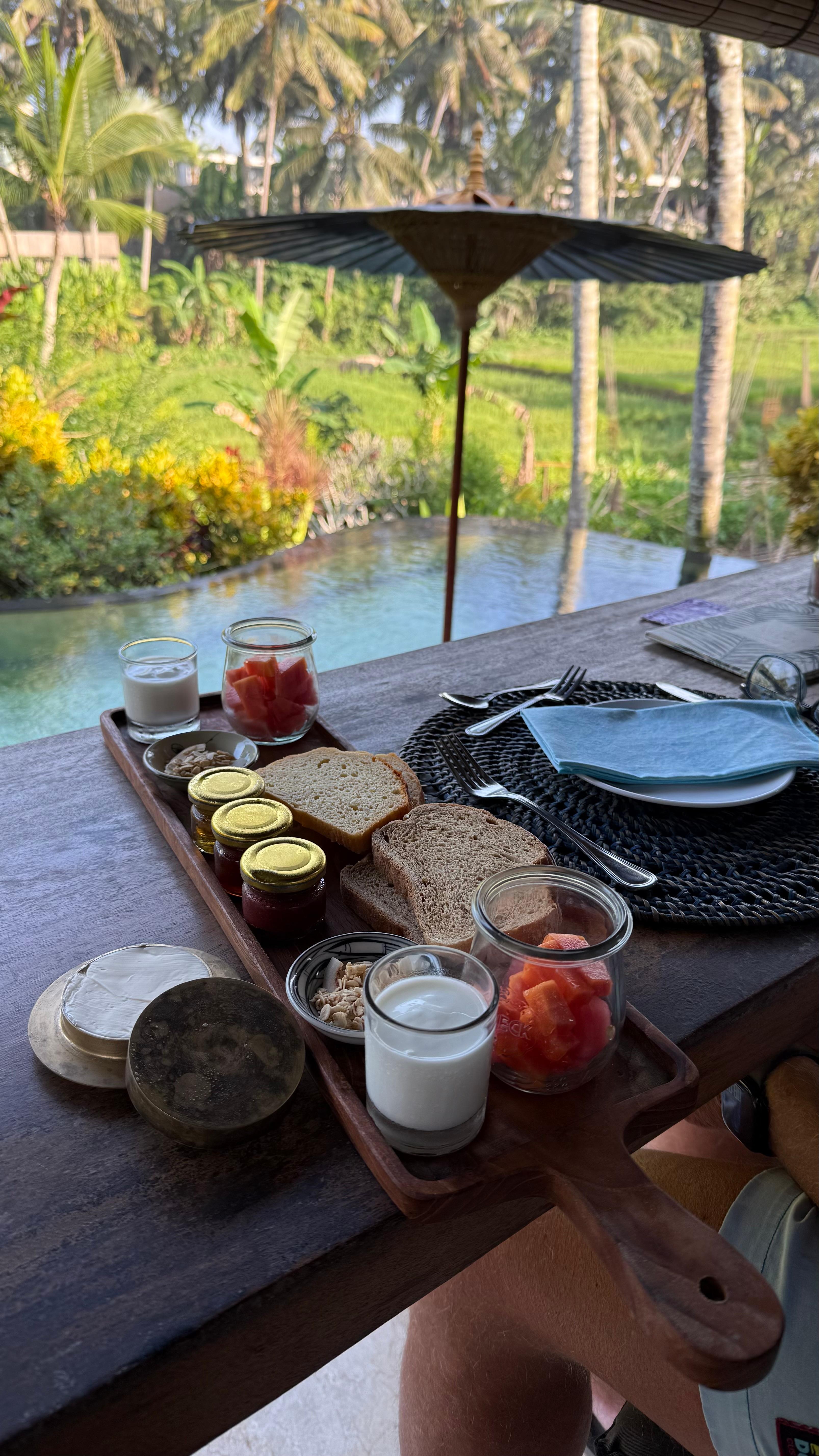 Frühstücksplatte, dazu bestellt man noch was von der Karte. 
Kaffee/Tee, Saft und ein Gericht 