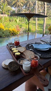 Frühstücksplatte, dazu bestellt man noch was von der Karte. 
Kaffee/Tee, Saft und ein Gericht