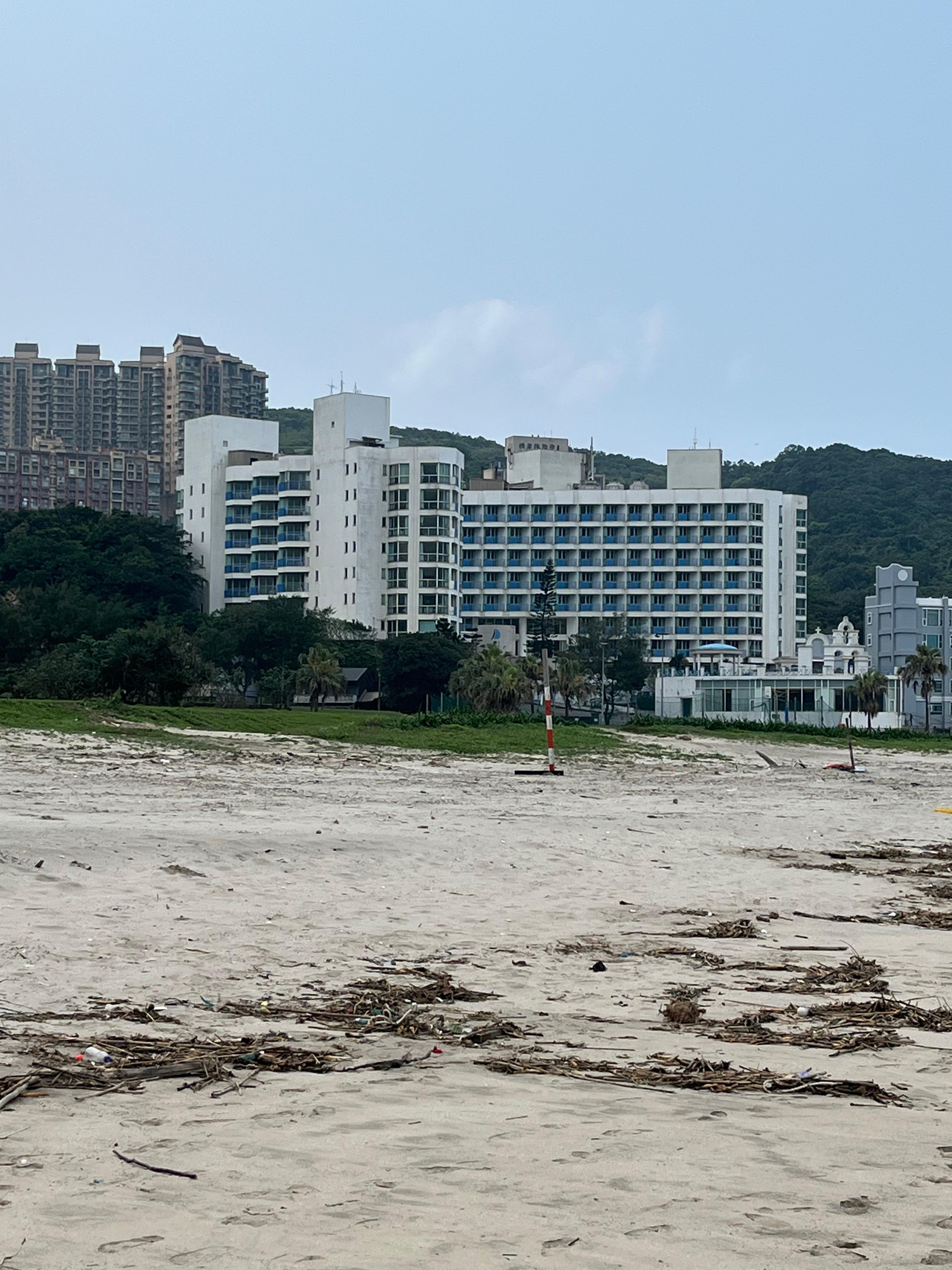 奥にホテルが見えるビーチ