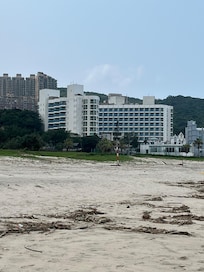 奥にホテルが見えるビーチ