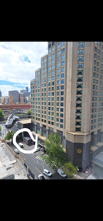 Auf der Westseite des Langham Hotels befindet sich ein Lüftungsgebläse, was permanent läuft und entsprechend Geräusche verursacht.