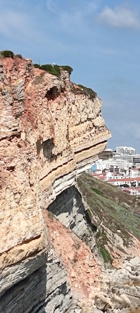 Vue du village au dessus des rochers