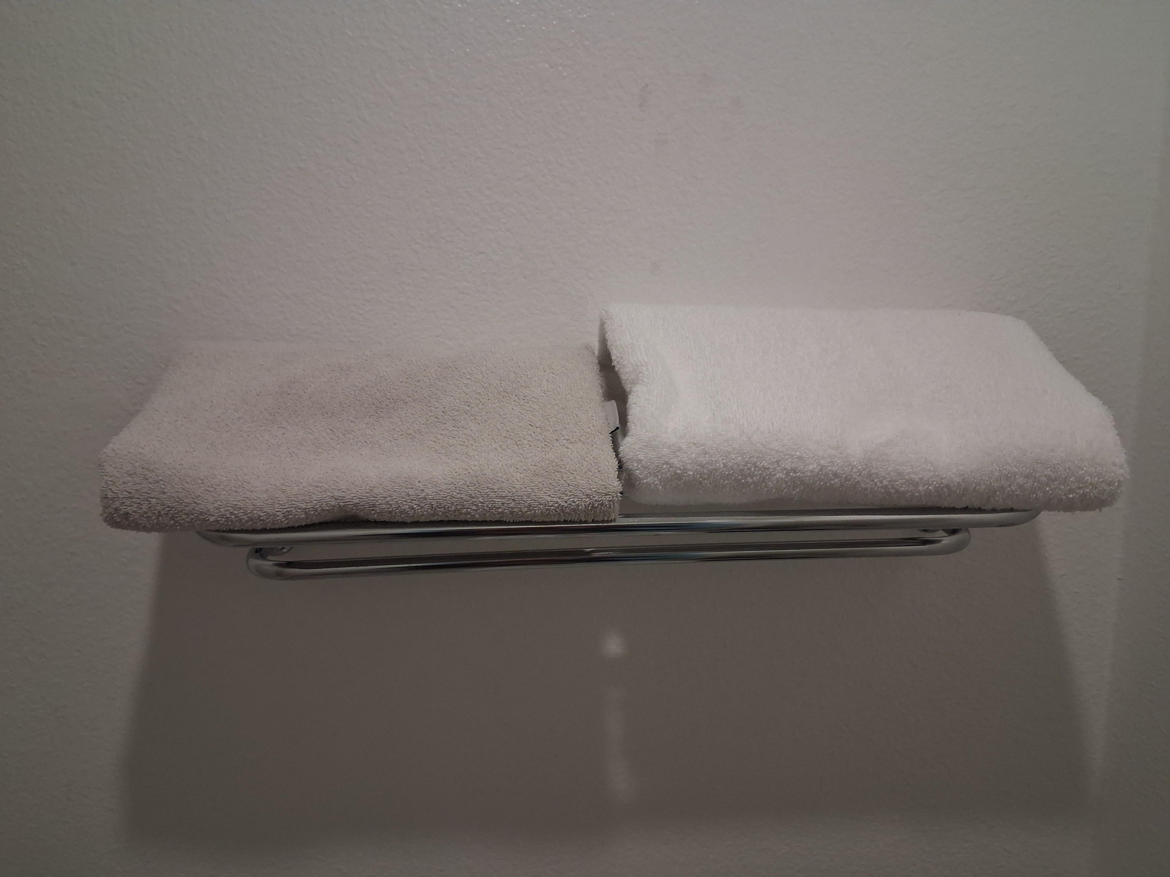 Actual colors if the 2 bath towels.