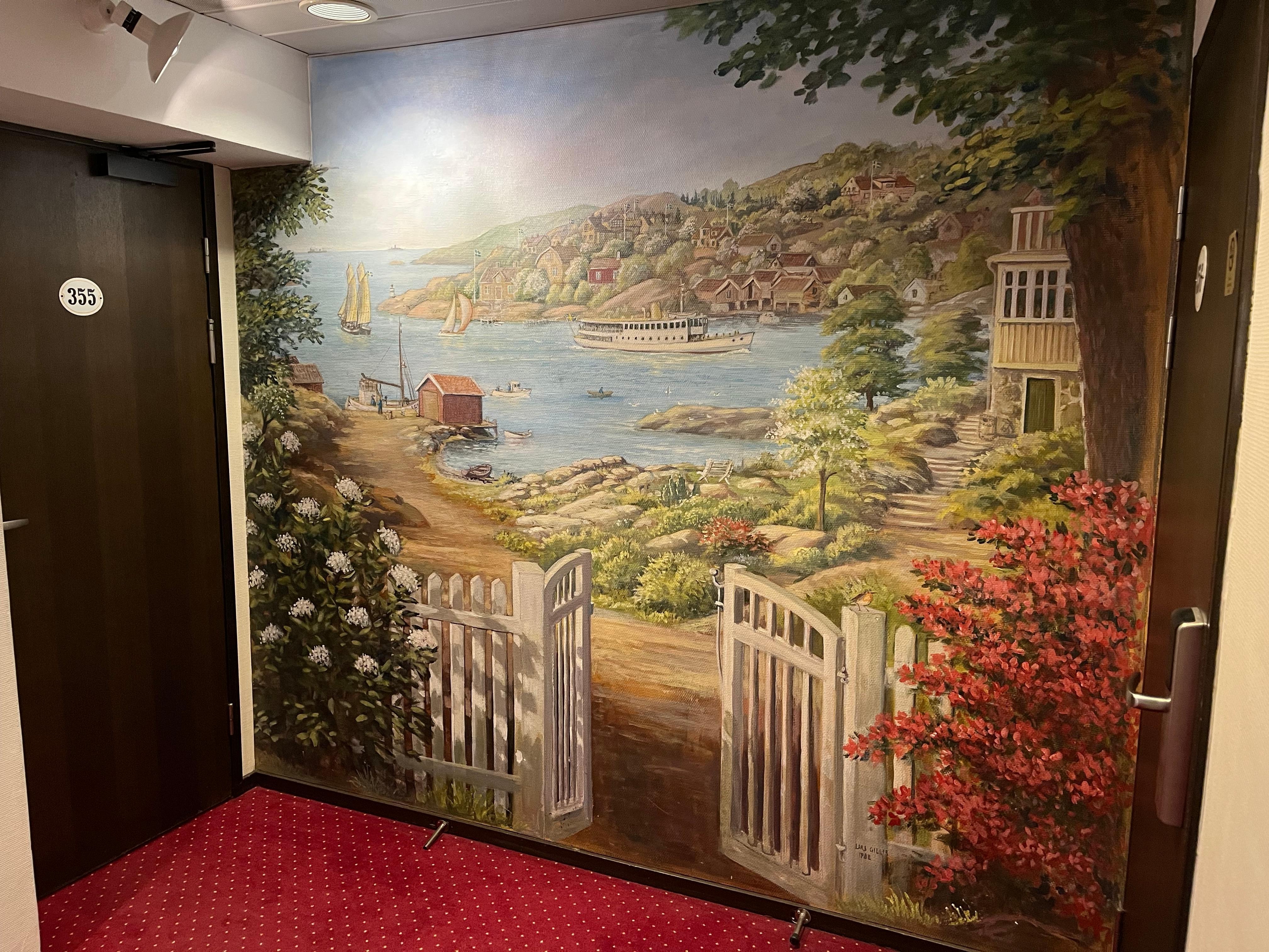 Så fina målningar på hotellets väggar i korridorer. 