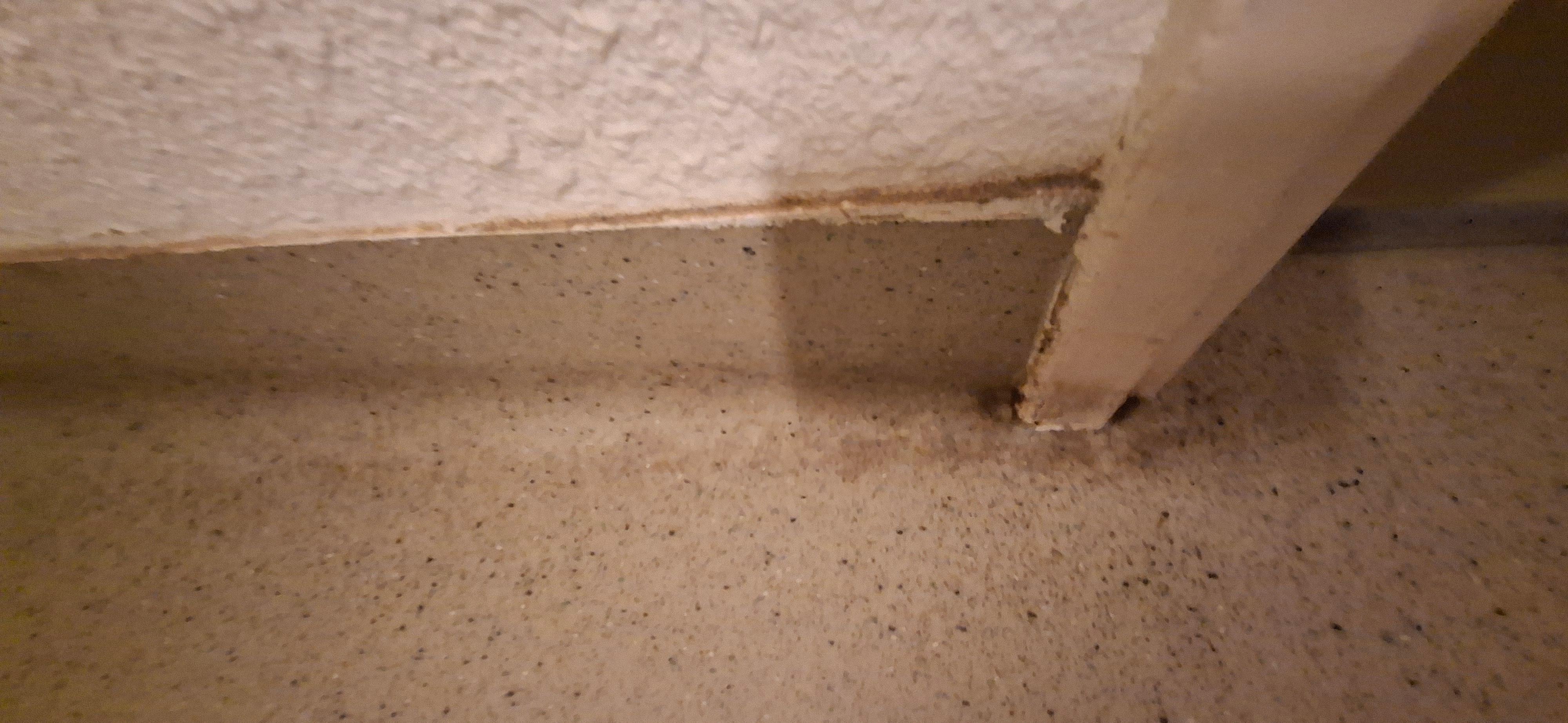 Piso do banheiro sujo 