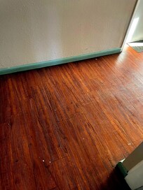 Pusos sin barrer y trapear llenos de mugre