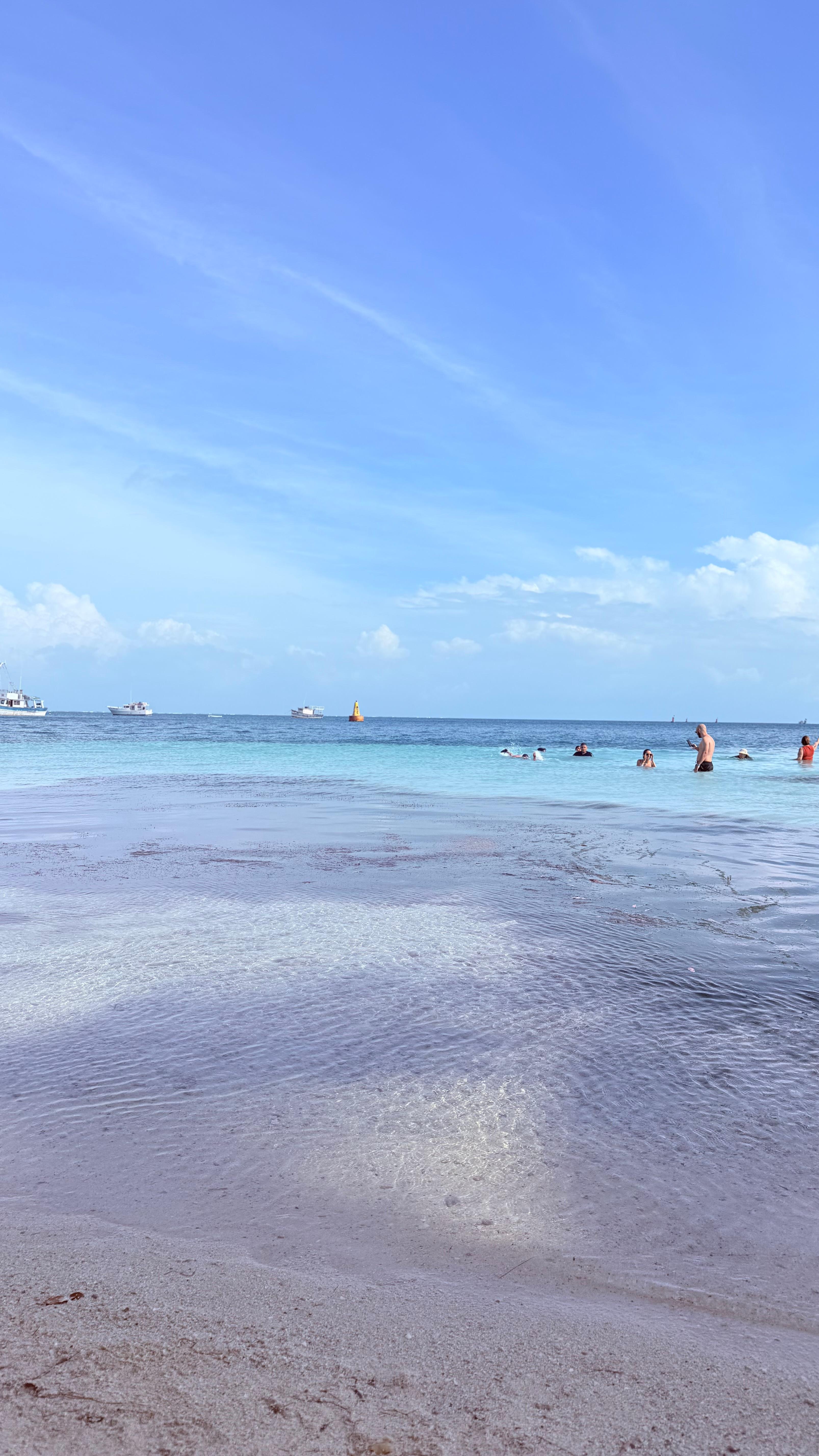 Prainha em frente a hospedagem 