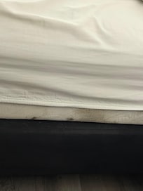 El colchón orriblemente manchado de no sé qué