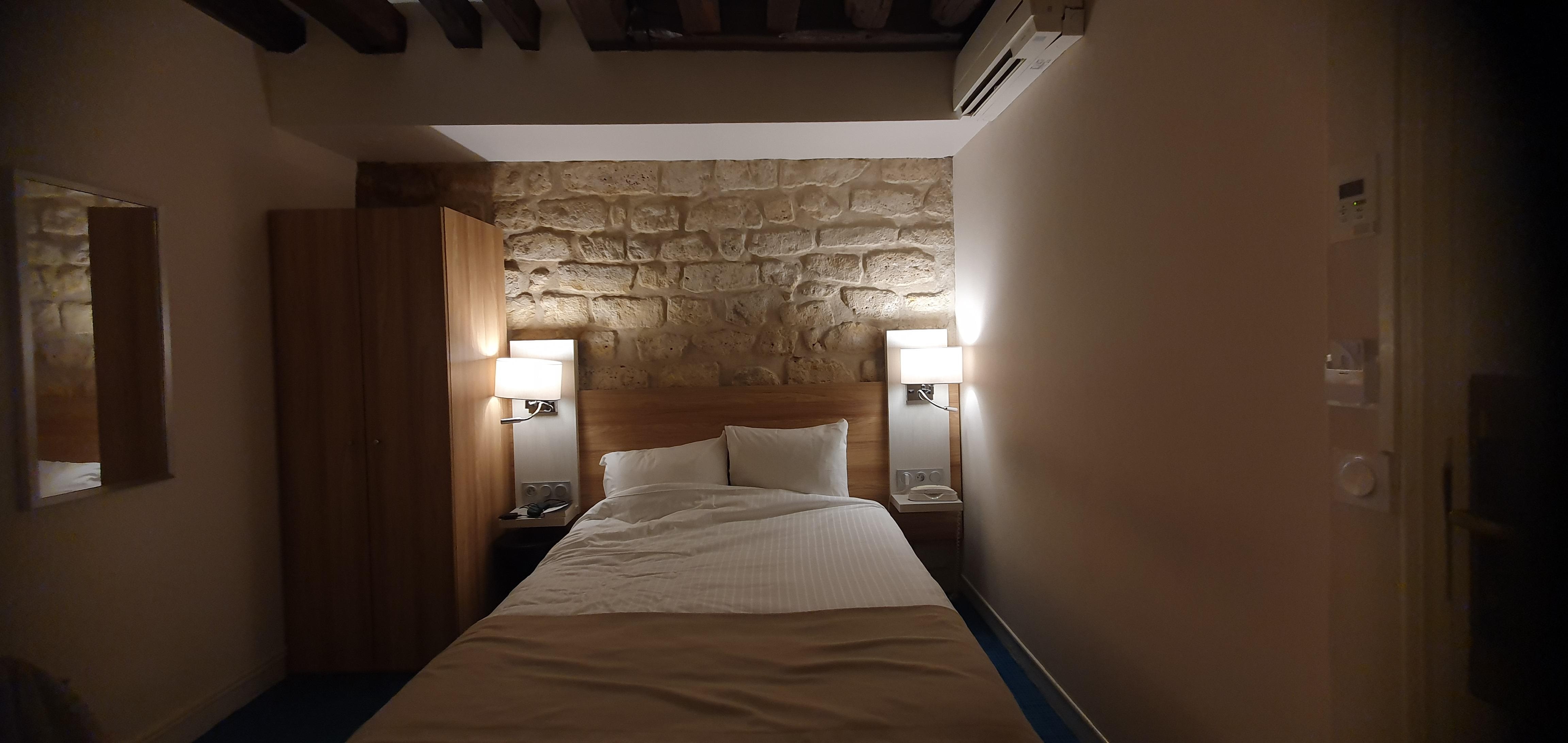 Chambre 51 sur cour.
Parfaite