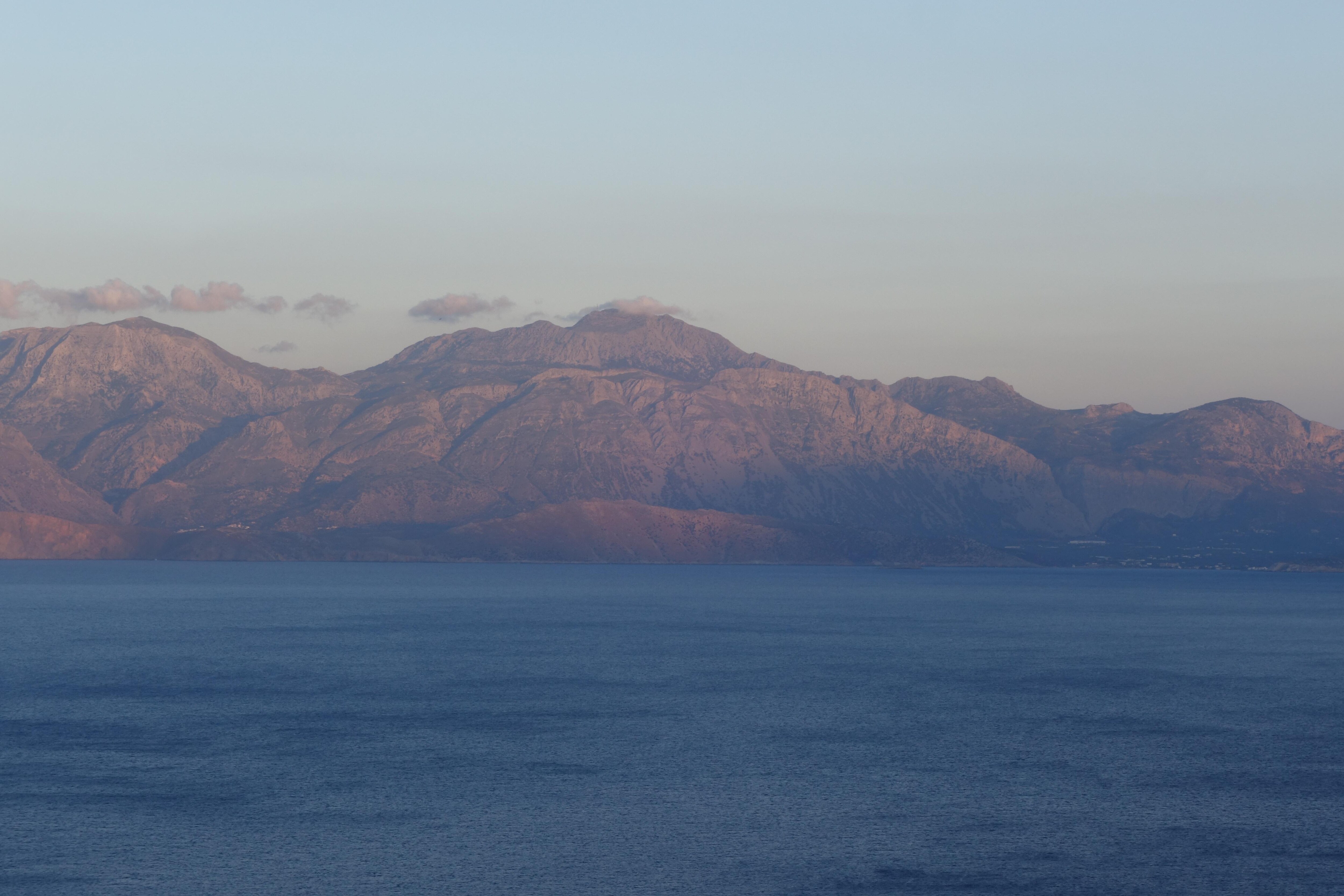 Abendlicher Blick über die Mirabellobucht zum Afendis Stavromenos