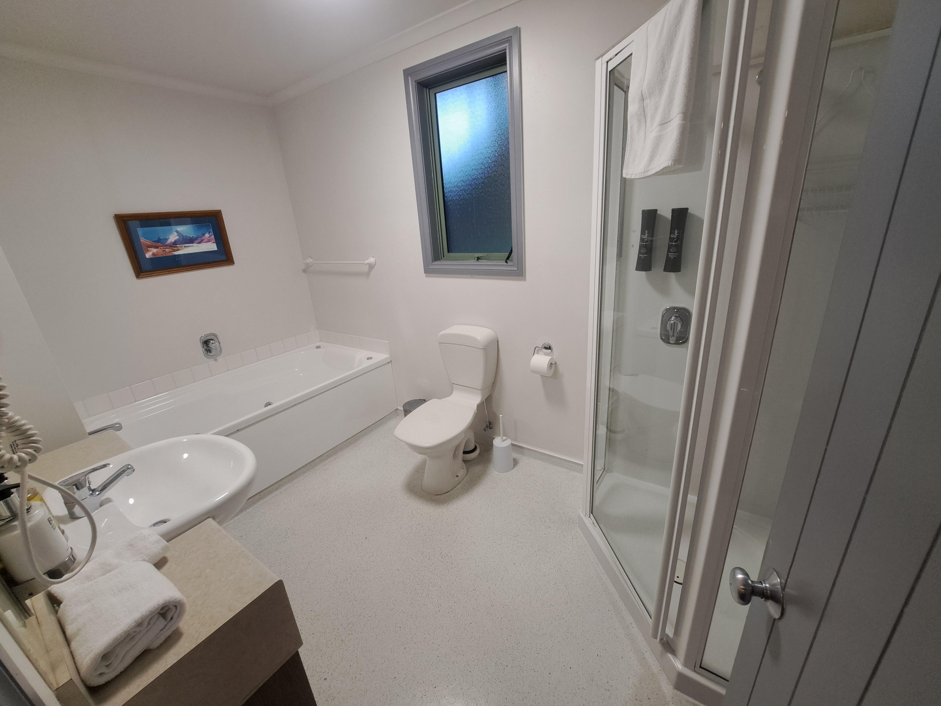 トイレの排水が漏れてました。