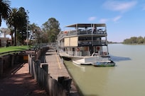 ホテルの外観です。マレー川に浮かんでいます。