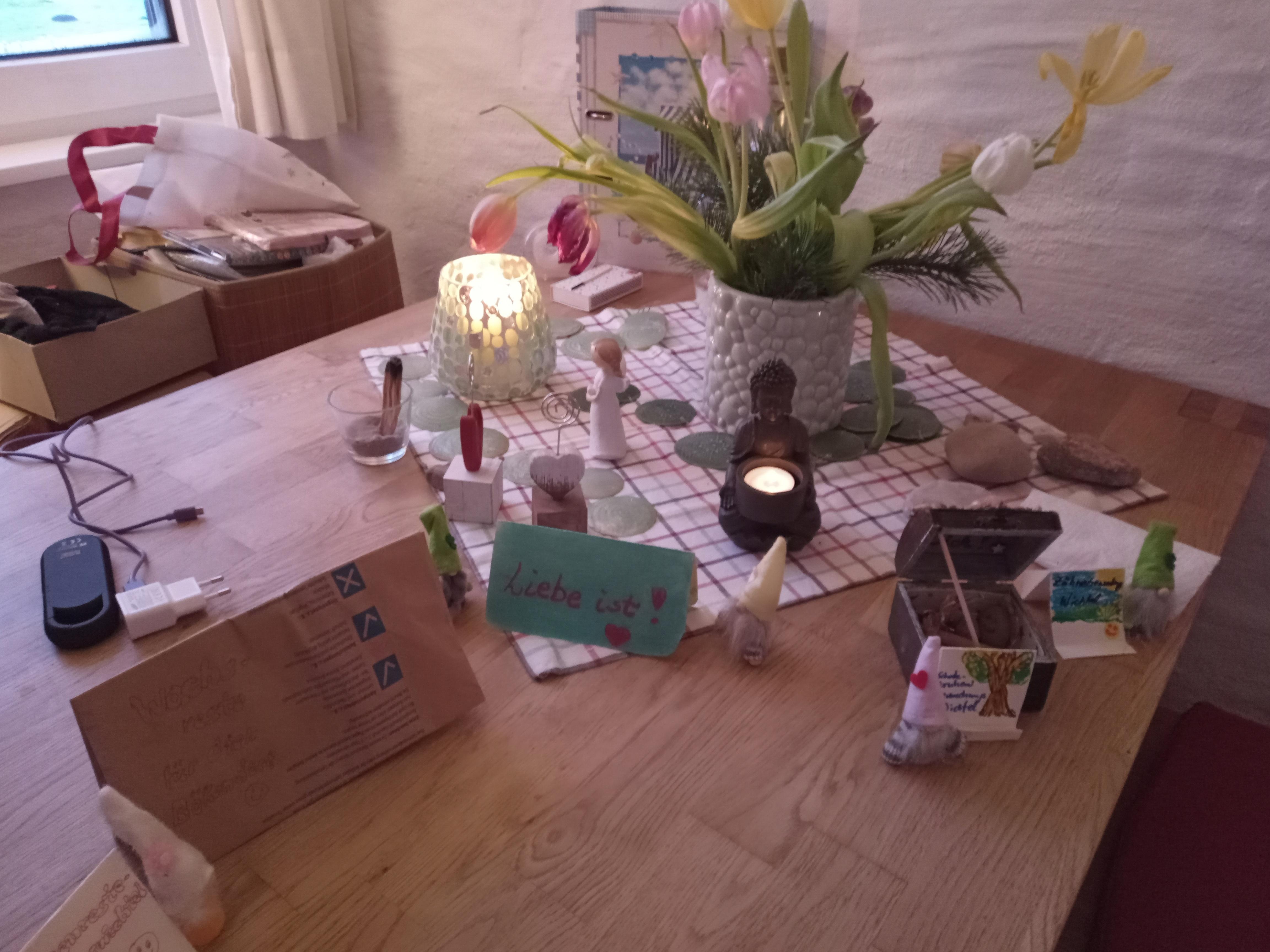 Küchentisch mit Dekoration 