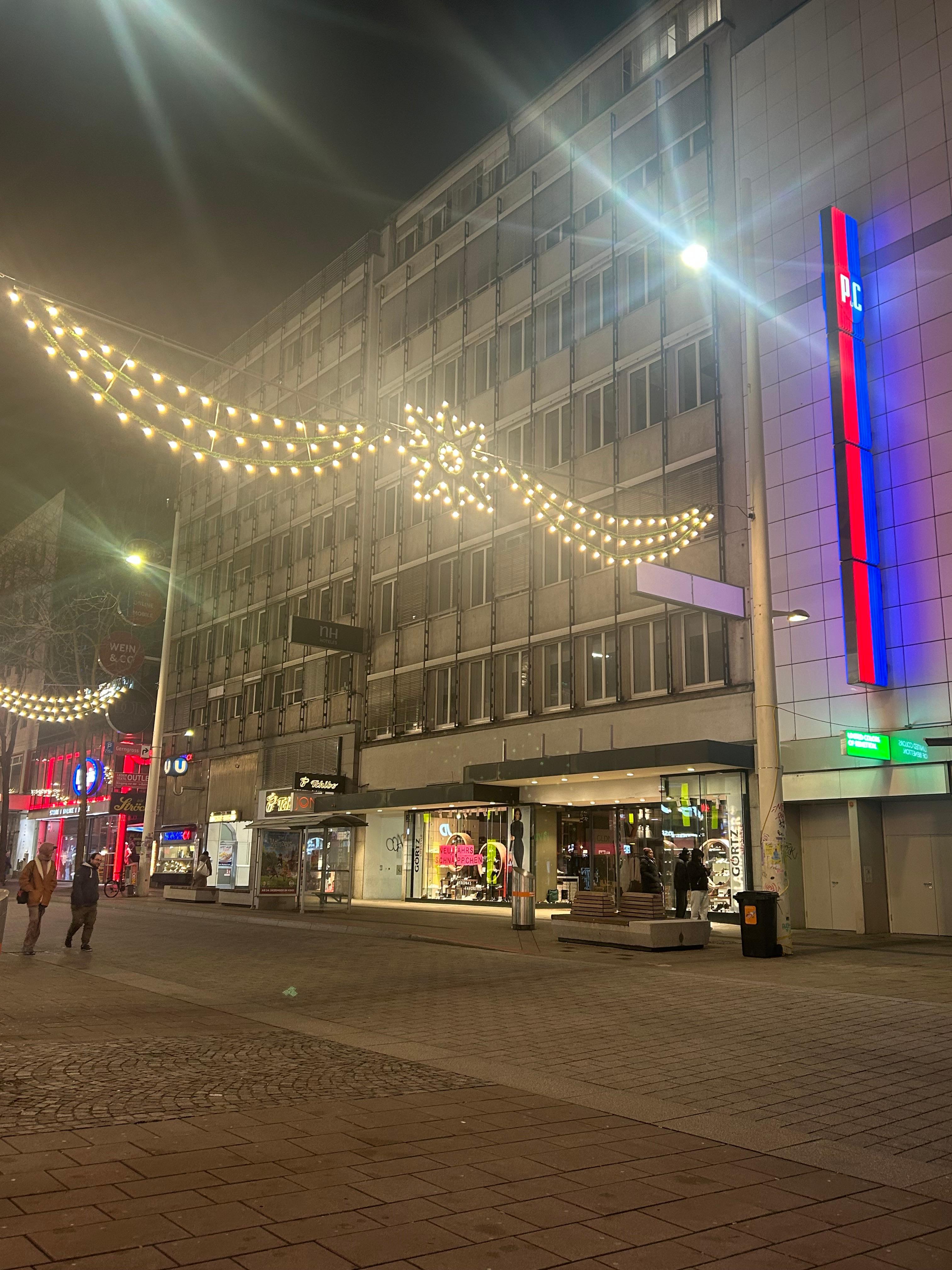 Picture of a building and a street