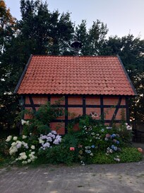 Wunderbare Blumenrabatte am Backhaus