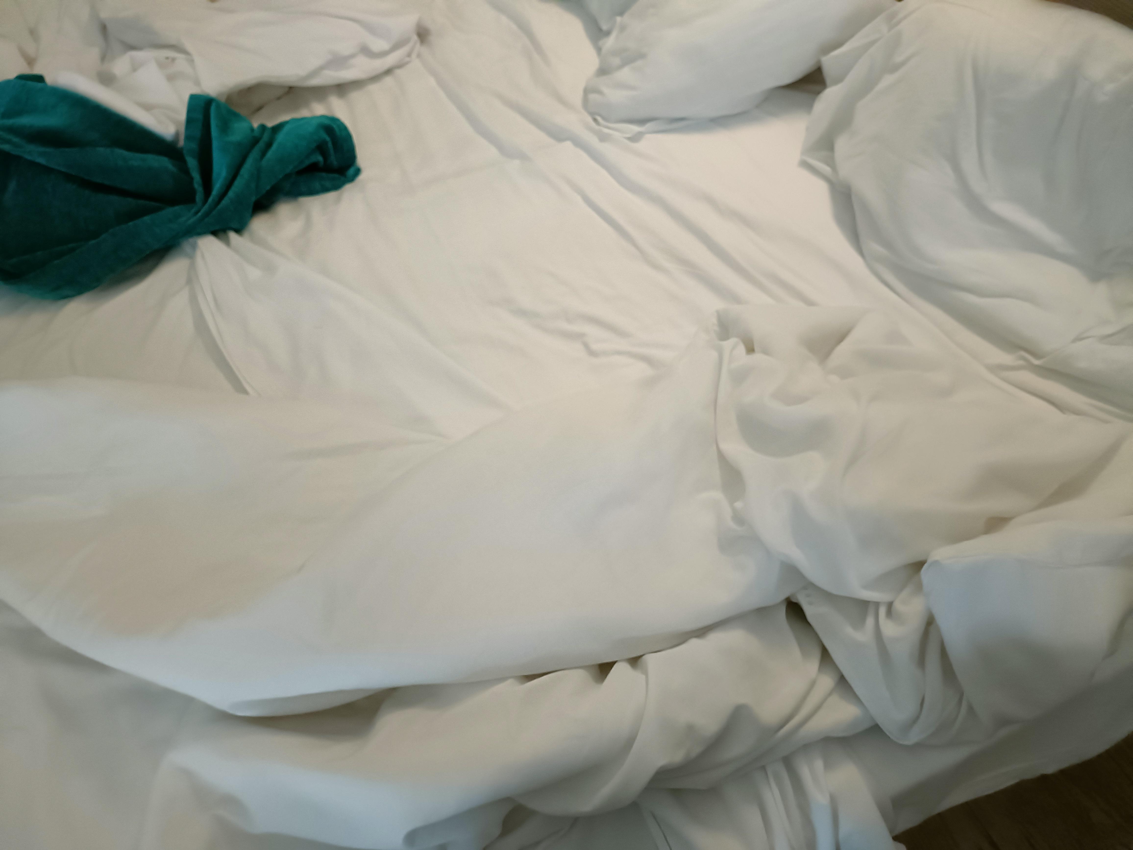 Letto matrimoniale con lenzuola singole 