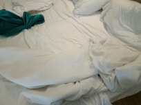 Letto matrimoniale con lenzuola singole