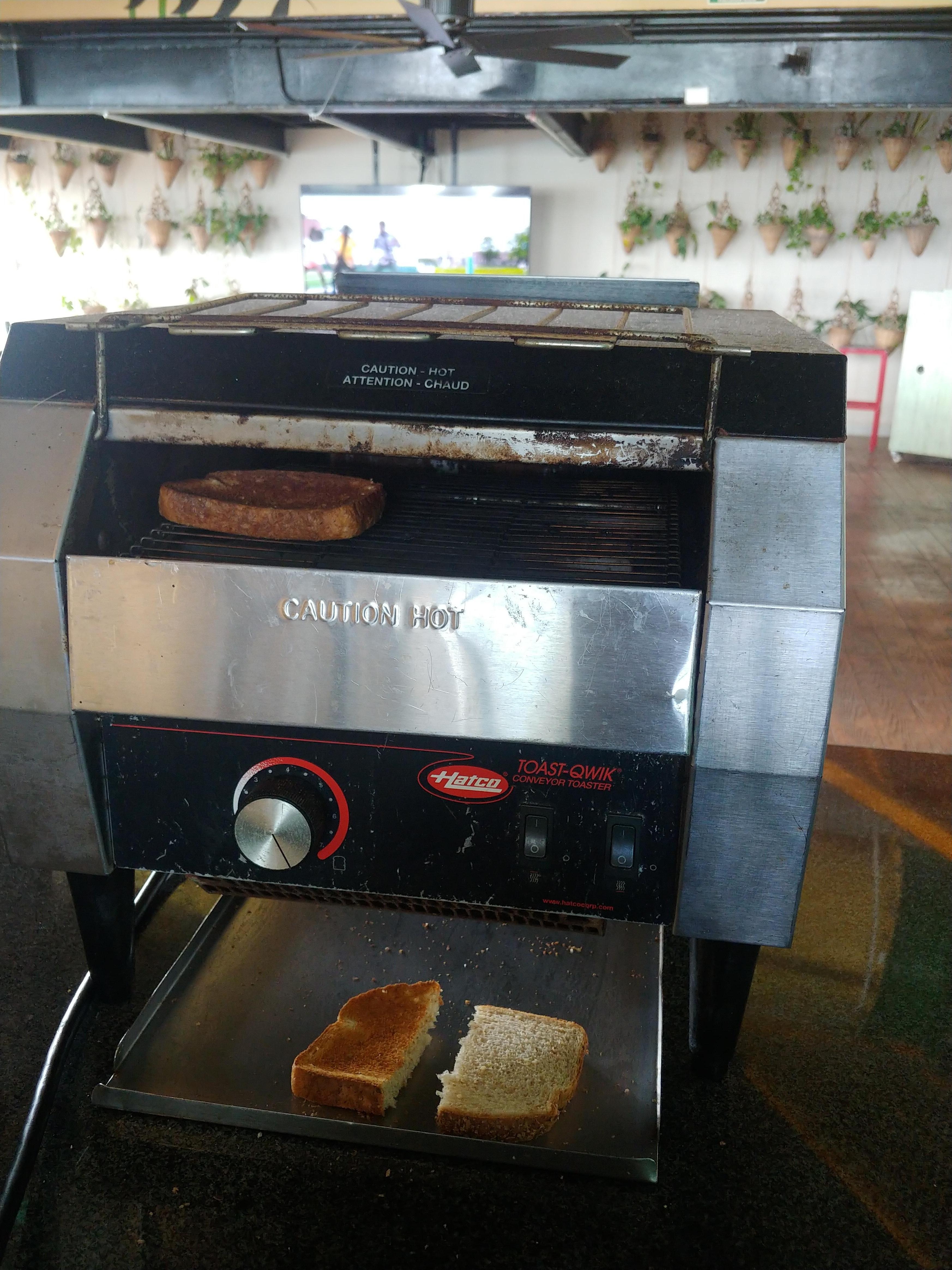 Grille-pain à changer. Il cuit d'un seul côté.