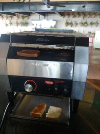 Grille-pain à changer. Il cuit d'un seul côté.