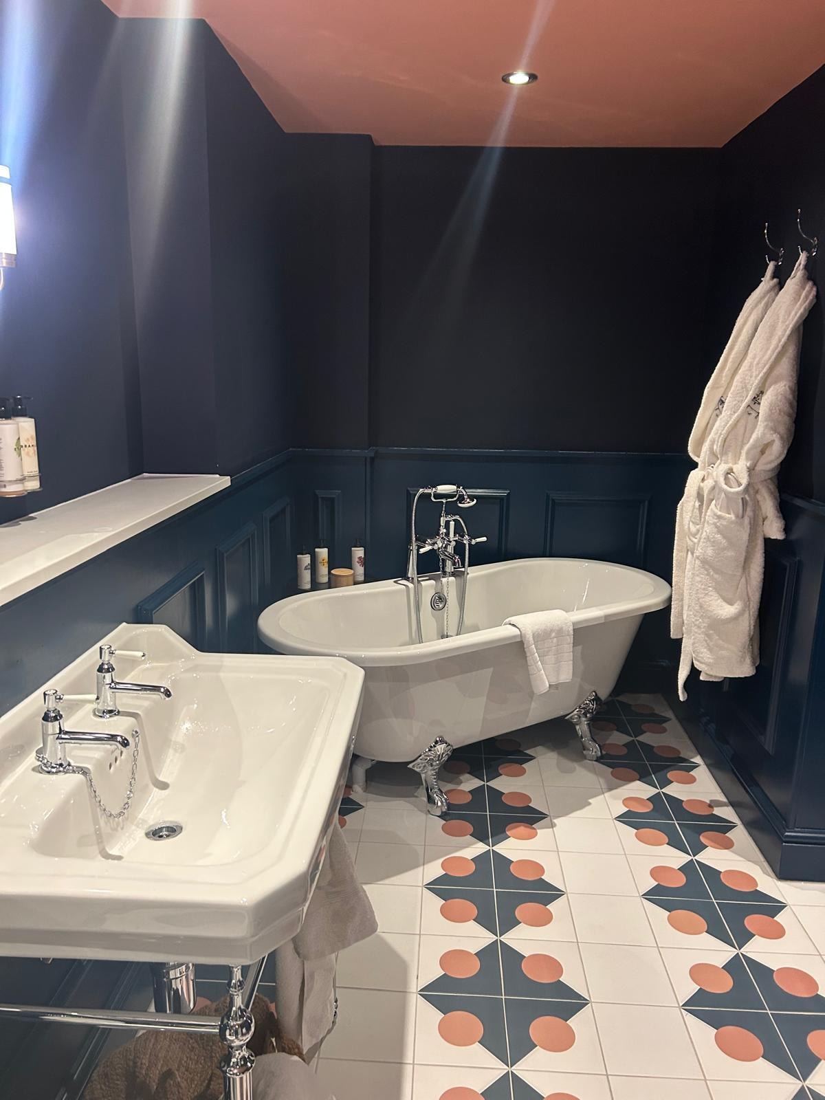 Free standing tub, & large hand-wash basin