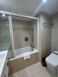 バスルーム。ウォシュレット付きトイレでした。