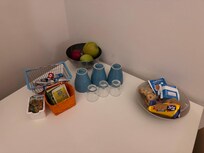 Dejan algunos snacks gratis para que comas