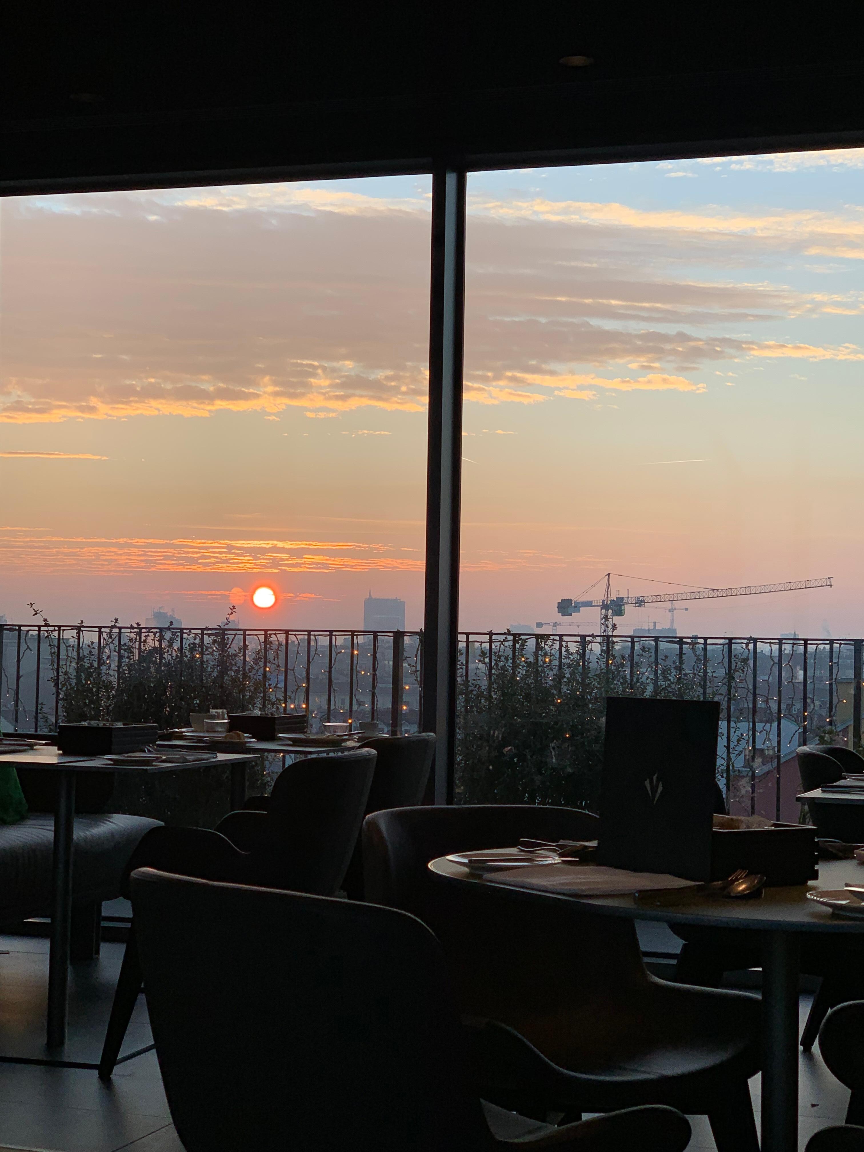 朝食食べながら日の出