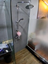 Water runs around the glass wall to the exit hole under the sink