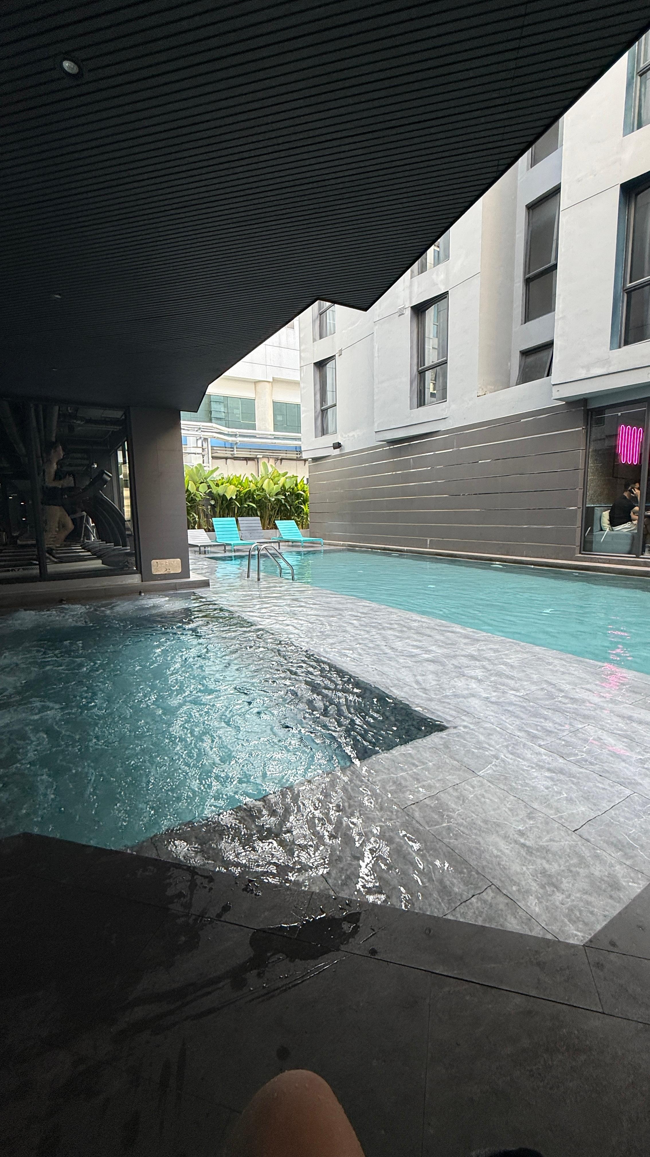 プール ジム
プールは朝食会場に面してるので丸見え。