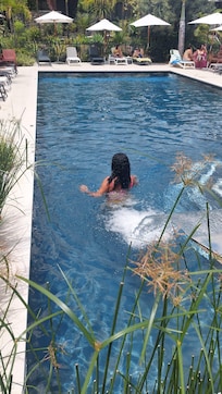 Trop bien la piscine avec ces massages vibrante